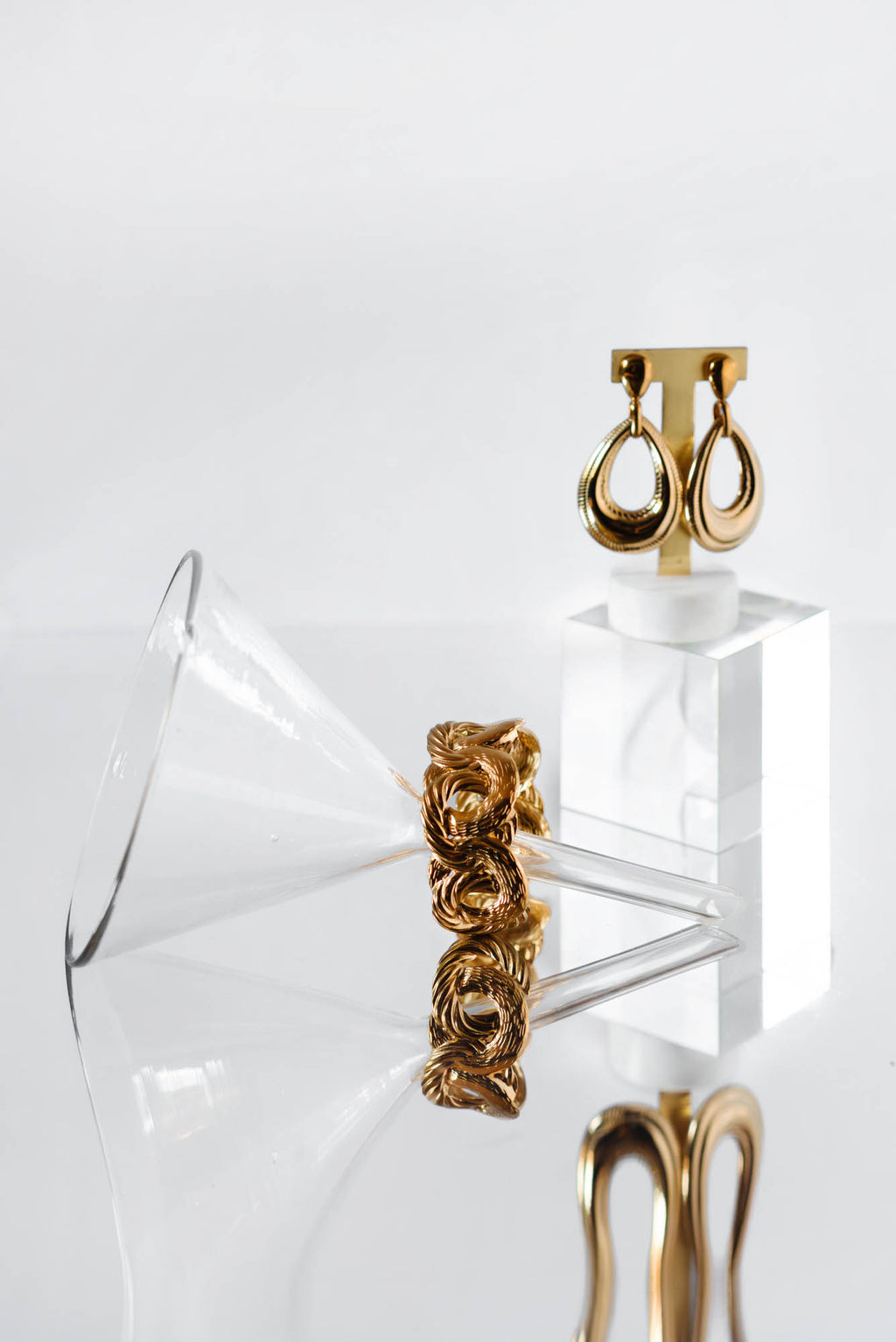 Bracciale versus